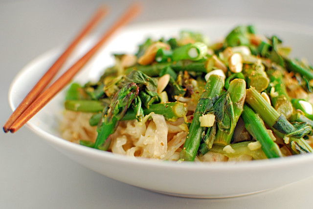 Bowl noodles vegetables chopsticks fork free wallpaper - medium preview image