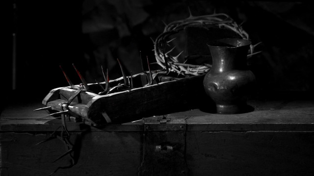Wooden box crown thorns vase free wallpaper - medium preview image