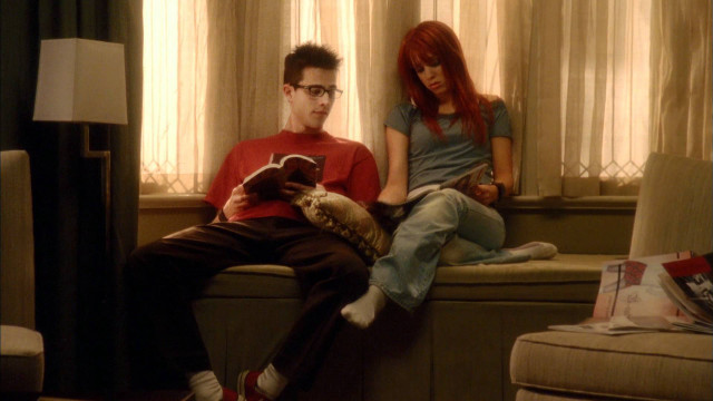 Man woman couch cellphone livingroom free wallpaper - medium preview image