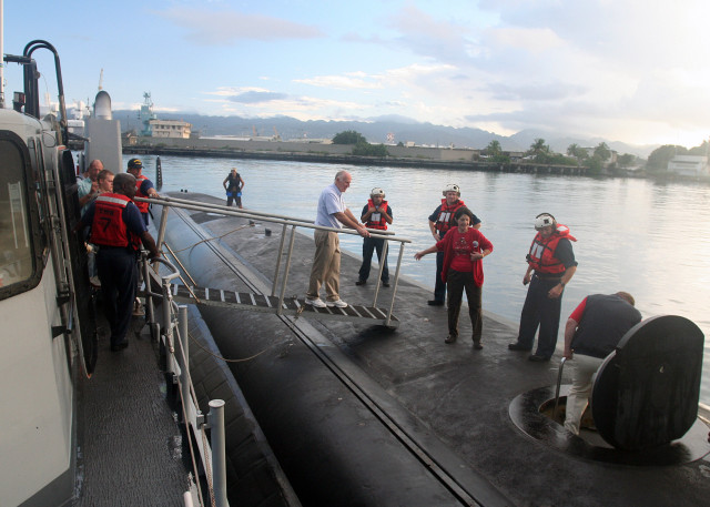 Group people boat water ramp free wallpaper - medium preview image