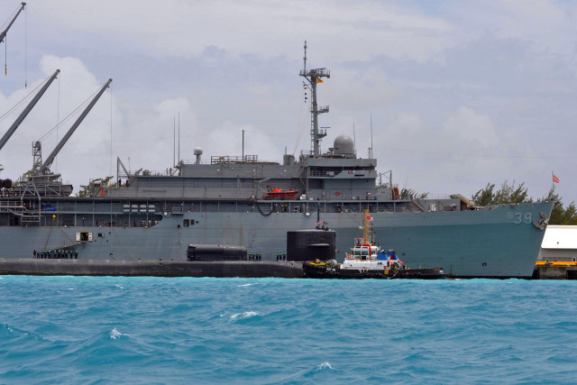 Large ship tug boat ocean free wallpaper - medium preview image