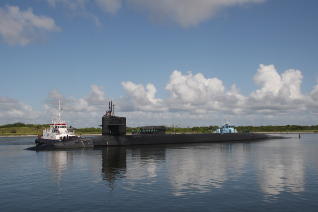 Submarine floating water dock boat free wallpaper - medium preview image