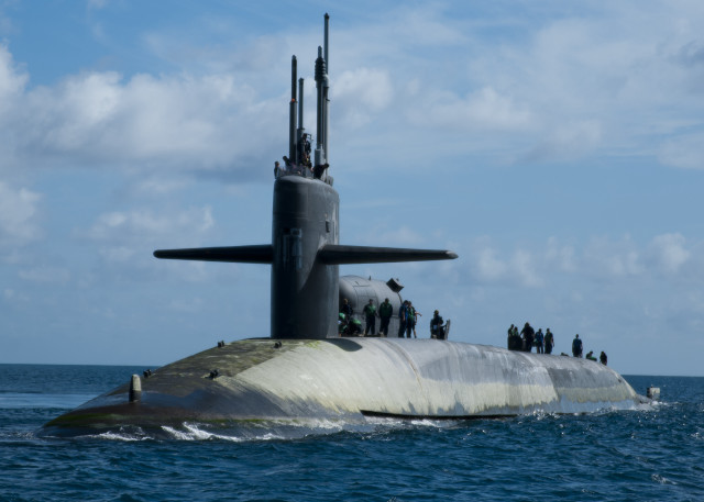 Submarine people boat ocean sky free wallpaper - medium preview image