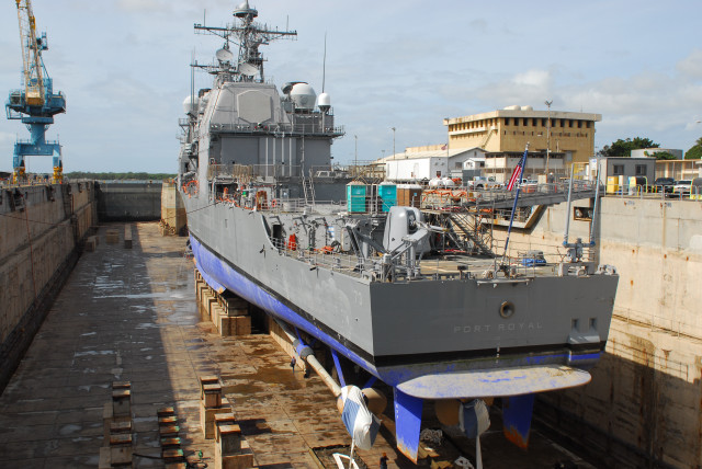 Large boat docked harbor crane free wallpaper - medium preview image
