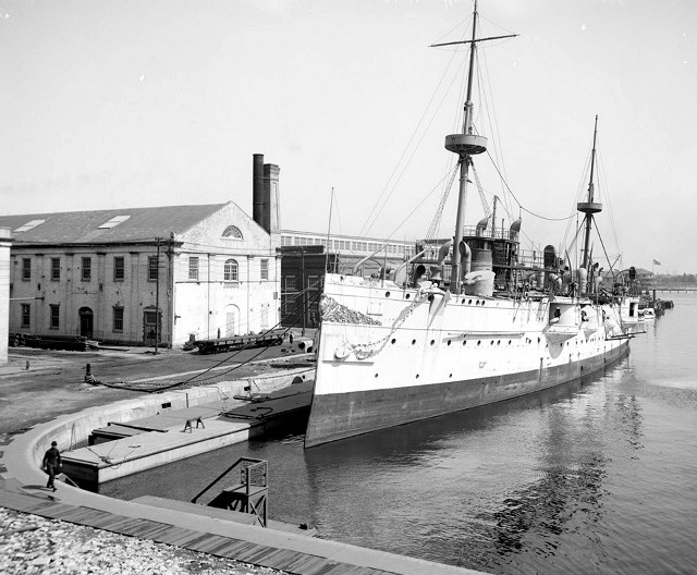 Large boat docked harbor building free wallpaper - medium preview image