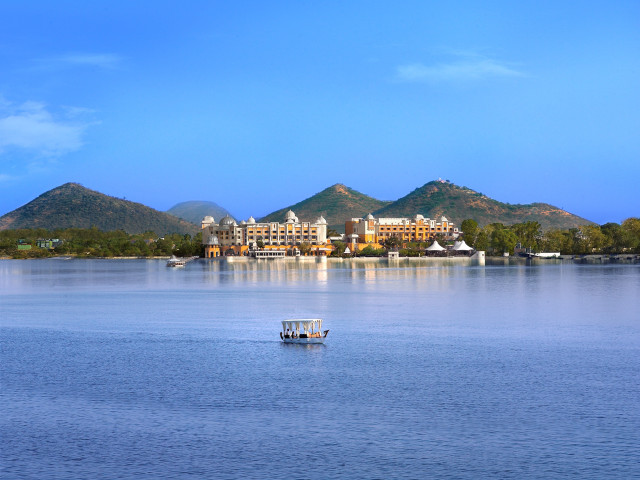 Boat lake hotel mountains background free wallpaper - medium preview image