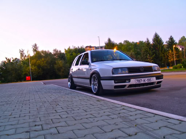 White car road tree sky free wallpaper - medium preview image