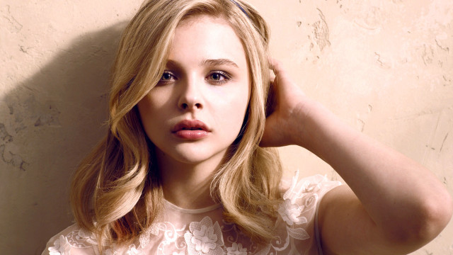 Blonde woman posing hand on free wallpaper - medium preview image