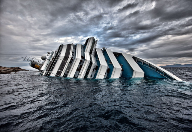 Large boat floating water windows free wallpaper - medium preview image