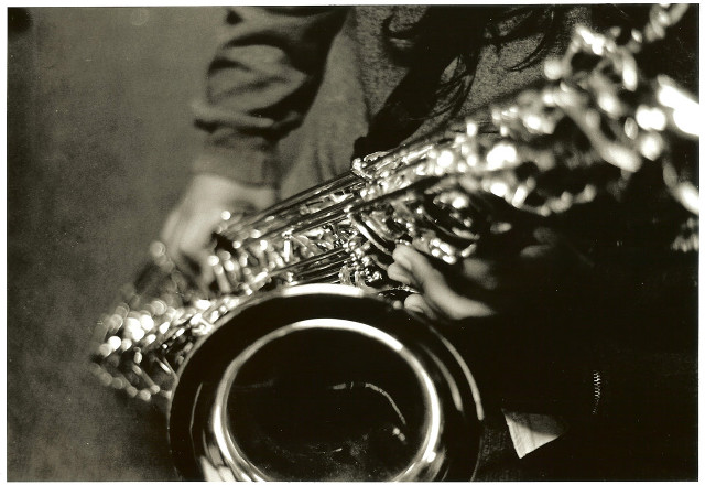 Saxophone player table black white free wallpaper - medium preview image