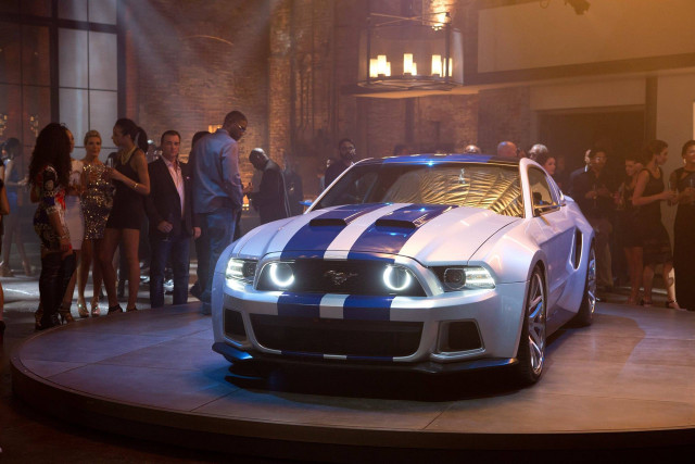 Mustang car party people display free wallpaper - medium preview image