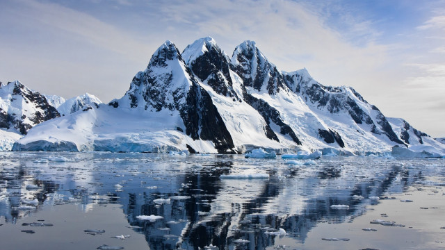 Mountain range ice snow lake free wallpaper - medium preview image
