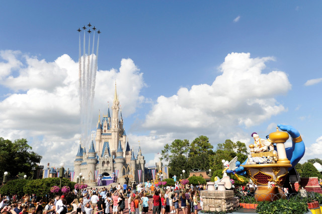 Crowd castle plane sky background free wallpaper - medium preview image