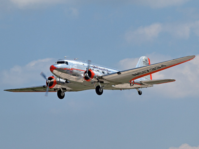 Silver red plane flying sky free wallpaper - medium preview image