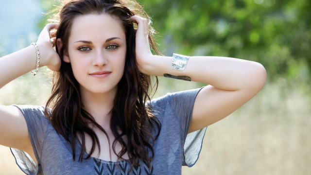 Woman longhair ring hands on free wallpaper - medium preview image