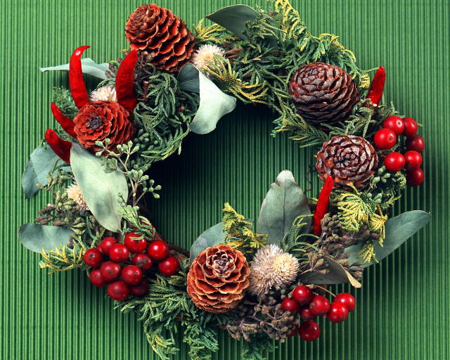Wreath pine cones natural decorative free wallpaper - medium preview image