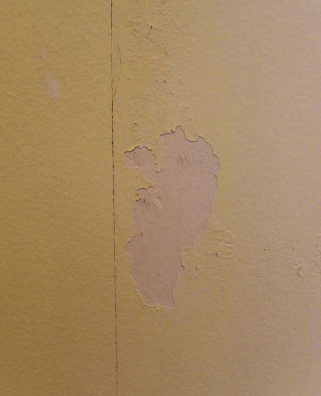 Peeling paint white wall minimalist free wallpaper - medium preview image