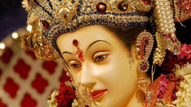 Statue woman crown jewelry red free wallpaper - medium preview image