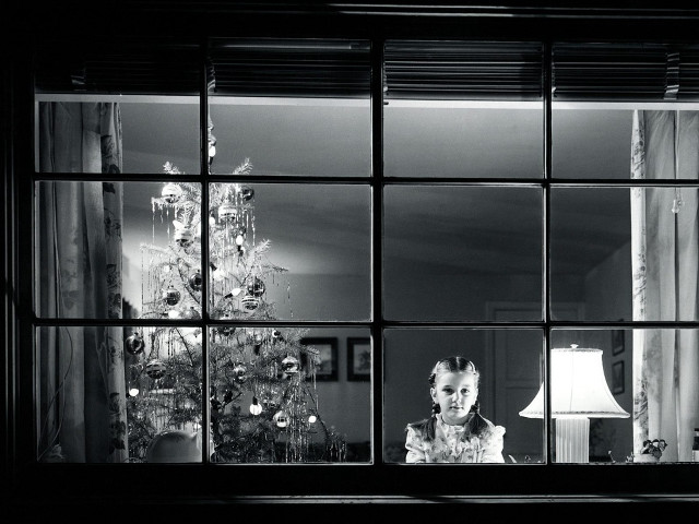 Woman window christmas tree 1950s free wallpaper - medium preview image