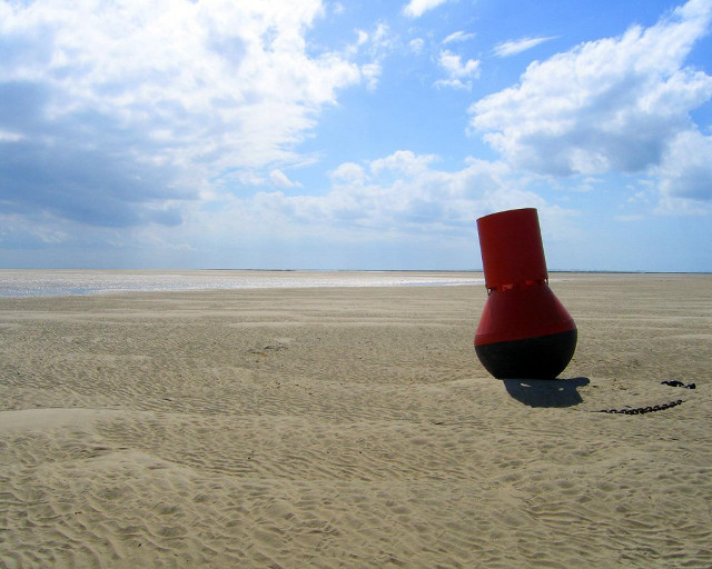 Red vase beach sky ocean free wallpaper - medium preview image