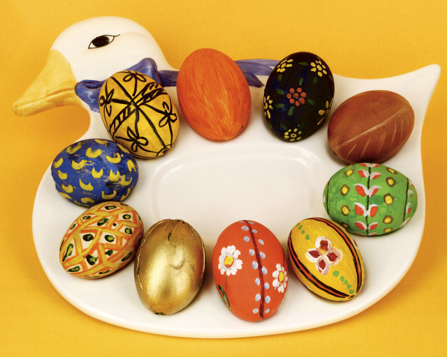 White plate painted eggs duck #3 free wallpaper - medium preview image