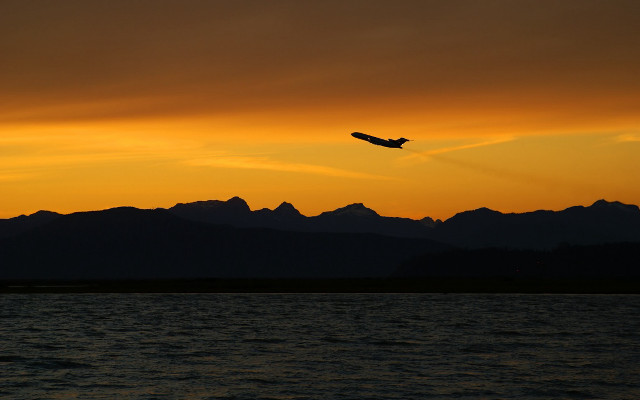 Plane sunset mountains ocean cloudy free wallpaper - medium preview image