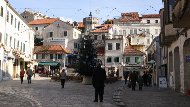 Man christmas tree town square free wallpaper - medium preview image