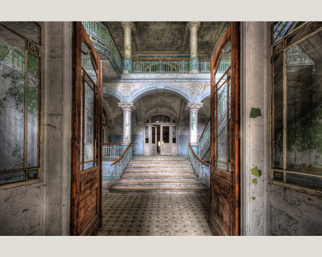 Long hallway tiled floor doors free wallpaper - medium preview image