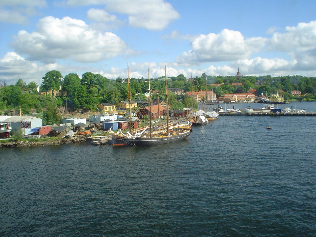 Boat docked harbor water buildings free wallpaper - medium preview image