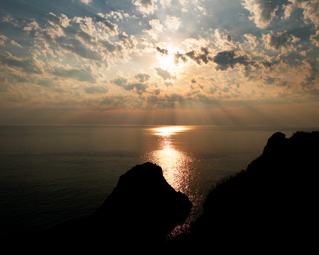 Sunbeam clouds ocean reflection sunny #2 free wallpaper - medium preview image