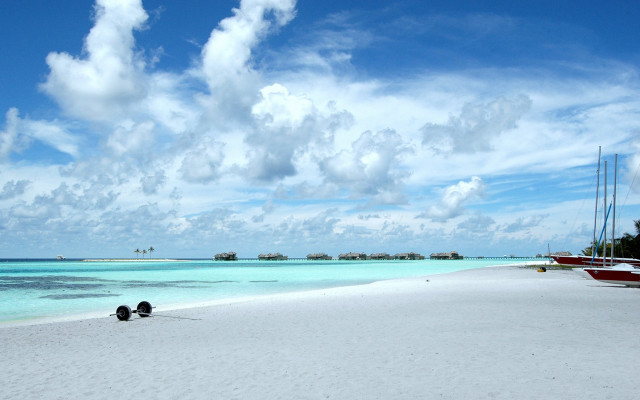 Beach boats blue sky clouds #4 free wallpaper - medium preview image