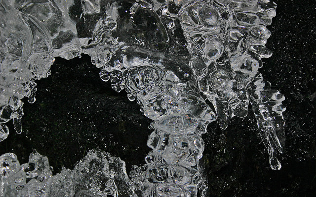 Ice closeup waterdroplets blackbackground whitecircle free wallpaper - medium preview image