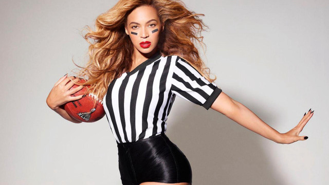 Woman referee football pose arms free wallpaper - medium preview image