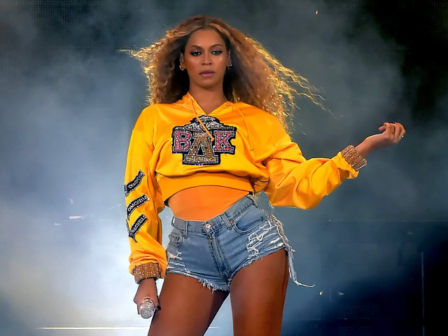 Woman yellow jacket shorts stage free wallpaper - medium preview image