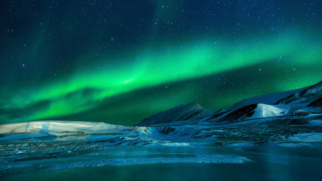 Green blue aurora borealis snowy free wallpaper - medium preview image