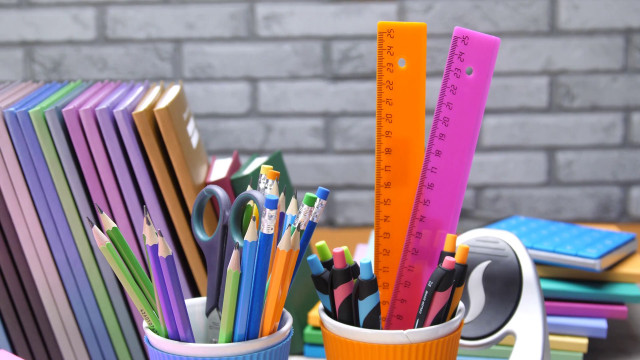 Cup filled with pencils markers free wallpaper - medium preview image