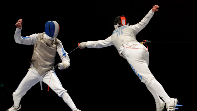 Fencing men trick black background free wallpaper - medium preview image