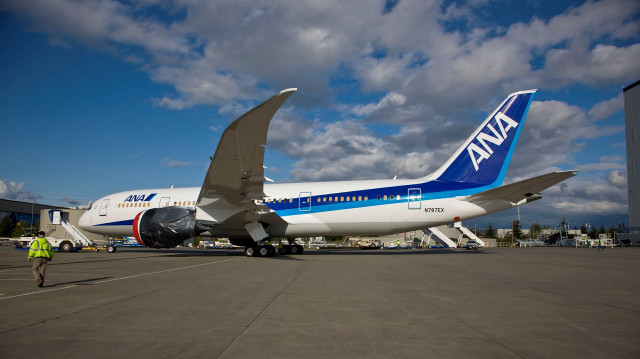 Large jetliner airport tarmac man free wallpaper - medium preview image