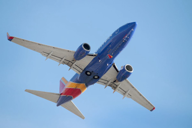 Jetliner flying blue sky landing #2 free wallpaper - medium preview image