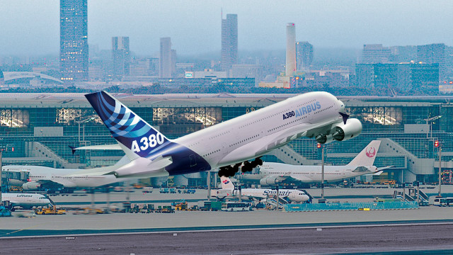 Large passenger jet taking off free wallpaper - medium preview image