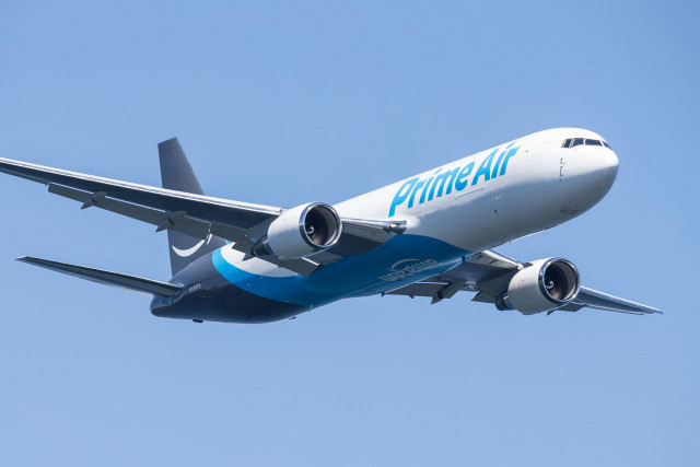 Jetliner flying blue sky landing #5 free wallpaper - medium preview image