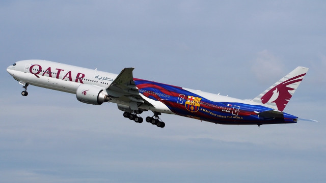 Large jetliner blue sky qanta free wallpaper - medium preview image
