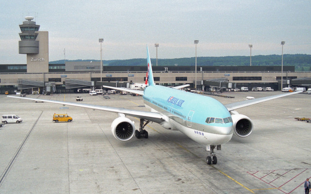 Large blue white airplane runway free wallpaper - medium preview image
