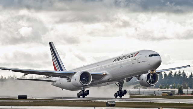 Jetliner taking off airport runway #8 free wallpaper - medium preview image