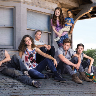 Group people sitting porch building - a building in the background free wallpaper