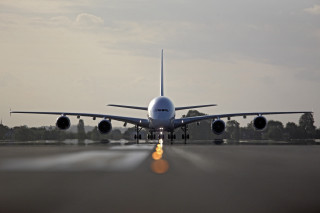 Jetliner takeoff airport runway sky 2 - an airport runway free wallpaper