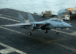 Fighterjet flightdeck aircraftcarrier landinggear motionblur - a fighter free wallpaper for desktop