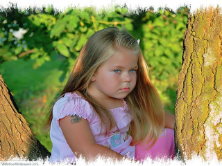 Little girl sitting tree eyes - a little girl free wallpaper
