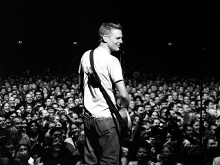 Man crowd guitar microphone performance - a guitar free wallpaper