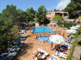 Large swimming pool people umbrellas - people sitting free wallpaper